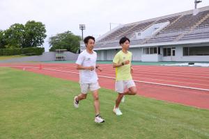 選手2人が走る